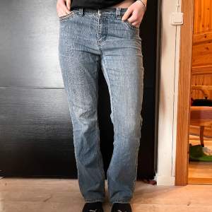 Lågmidjade raka jeans med coola fickor och wash