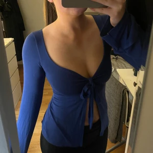 Design by si topp - Superfin blå topp från Design by Si, modellen Maddy blouse. Storlek XS/S men passar även större. Använd ett fåtal gånger, köpt för 390 kr