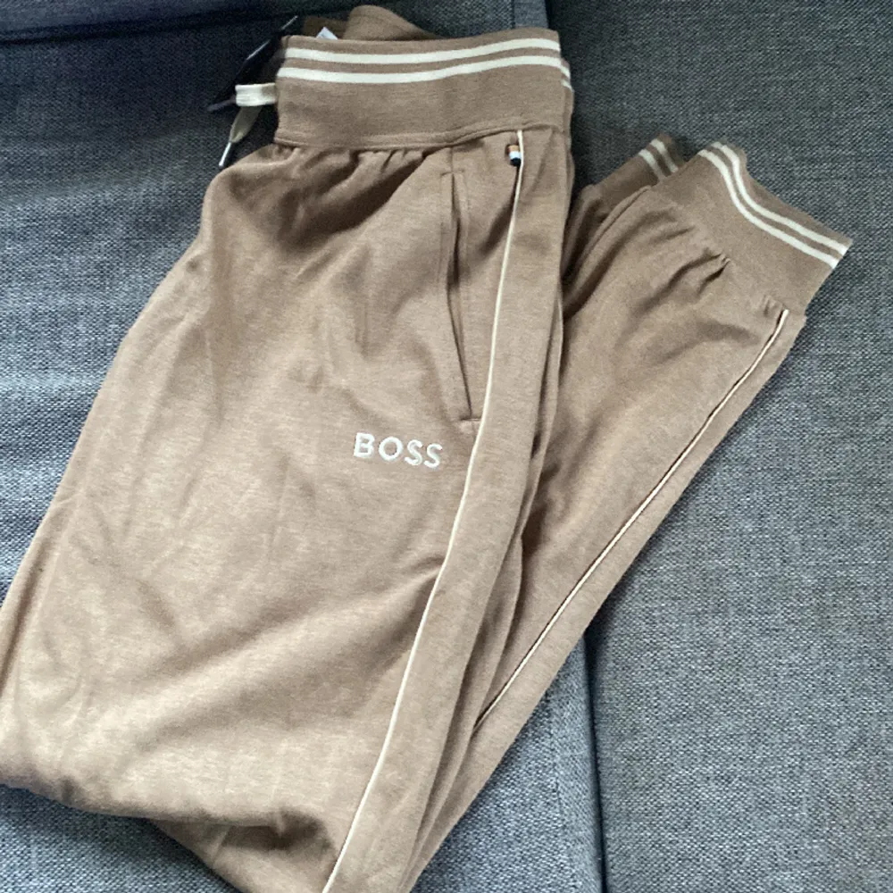 Ett par jätte fina Hugo boss byxor som aldrig är använda|| storlek s|| ny pris 500 kr|| vårat pris 399kr|| vid fler frågor kontakta oss!!. Jeans & Byxor.