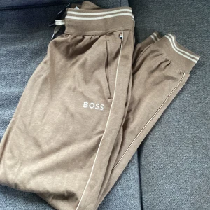 Nya Hugo boss byxor  - Ett par jätte fina Hugo boss byxor som aldrig är använda|| storlek s|| ny pris 500 kr|| vårat pris 399kr|| vid fler frågor kontakta oss!!