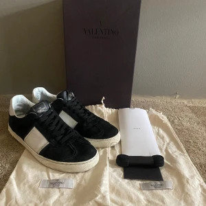 Valentino flycrews 43 - Tja, nu säljer vi dessa as feta dojorna för endast 3199kr! Skorna tillverkas inte längre därför är priset som det är. Skick 6,5/10. 6 nitar saknas. Vid några frågor alls så skicka iväg ett dm.