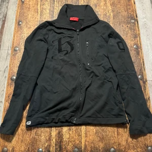 Zip up - En fin tröja till sommarkvällen som sitter fint men en cool design på ryggen.