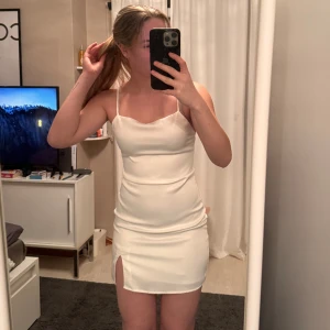 Studentklänning - Säljer min fina studentklänning i satin då den tyvärr inte kom till användning. Pris kan diskuteras