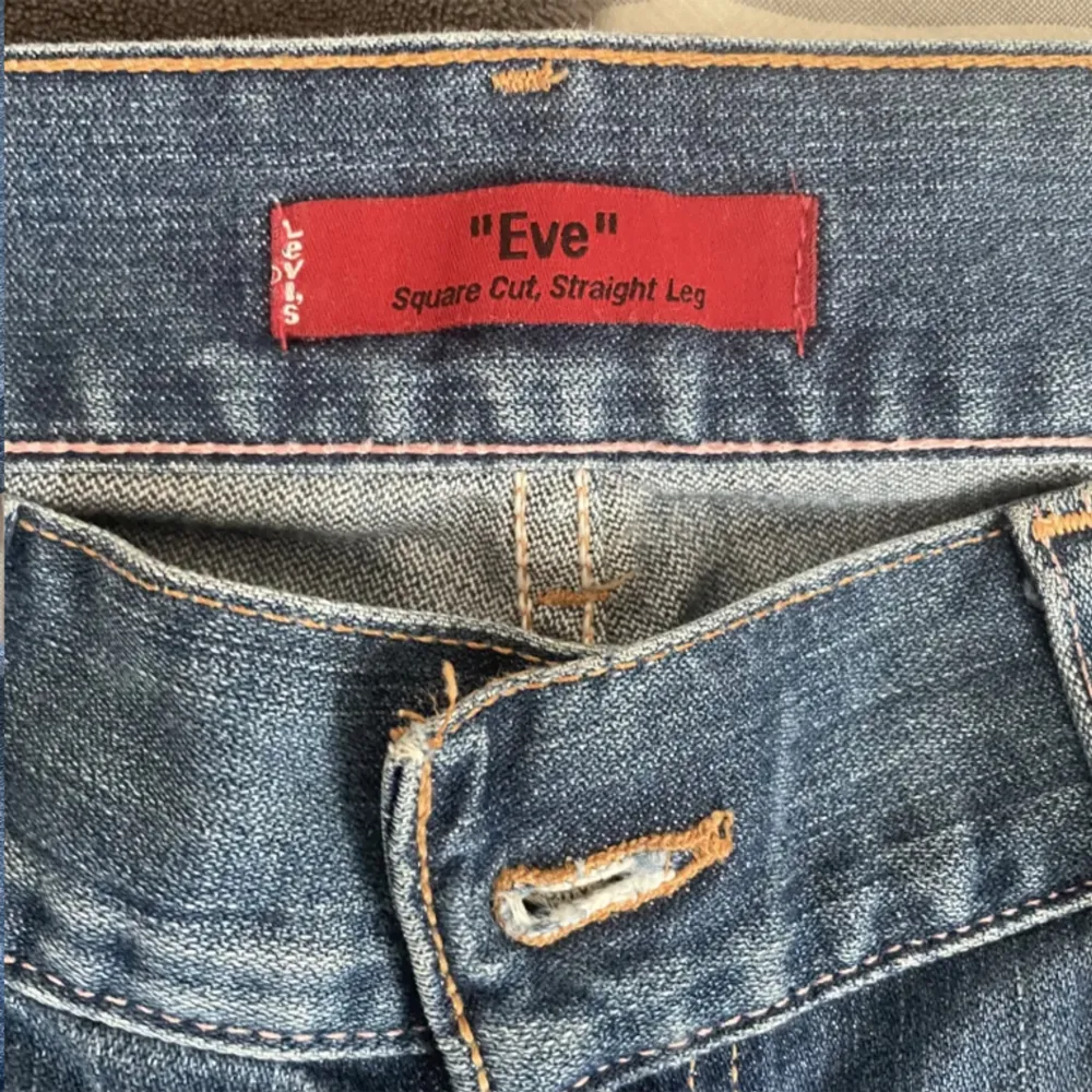 Säljer dessa superfina Levis jeans för de är förstora för mig. Jag köpte dom på plock men har aldrig kunnat använda dom. De har lite tecken på användning men knappast synligt.. Jeans & Byxor.