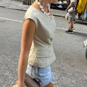 Blus - Intressekoll på min fina kostymväst/topp från Josefine HJ kollektion med NA-KD, slutsåld. Använd en gång. Storlek 32 men passar även 34🌸 Nypris 500 kr