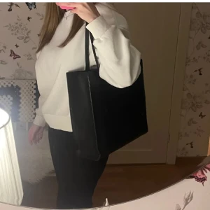 Svart väska👜 - Svart större väska från even&odd! Man får plats med dator osv så den är i perfekt storlek, finns även ett litet fack på insidan🖤 