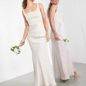 Balklänning beige/ champagne - Mycket fin oanvänd balklänning från asos . Inköpspris : 1500kr