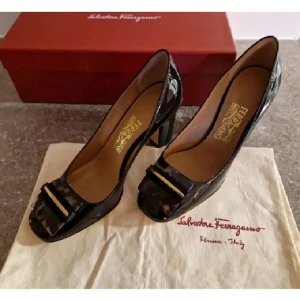 Salvatore ferragamo  - Oanvända! Inköpspris 9000:- Så snygga, en riktig IT-sko, passar till ALLT  Märkta 6,5 = 36,5 (nätt 37?)  Min erfarenhet är att salvatore är ganska generösa i strl.  Auktionen avser endast