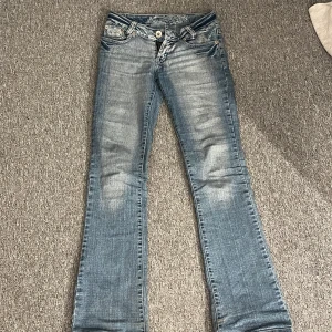 victoria beckham jeans - säljer mina victoria beckham jeans som är bootcut och lågmidjade. kommer inte till användning, är i bra skick lite slitna längst ner men inget man ser❤️ köptes för 1200kr❤️passar vem som helst egentligen dem är stretchiga. pris kan diskuteras❤️❤️
