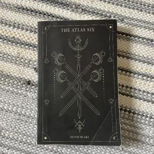 the atlas six - originala cover av the Atlas six, med bilder i. Har varit läst så inte topp skick men fortfarande okej. På engelska, 100kr!!