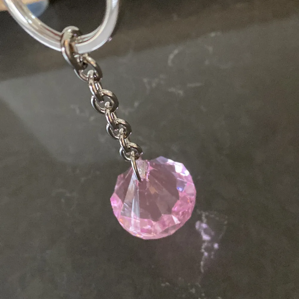 En rosa nyckelring med en rosa diamant i slutet av den silvriga kedjan💞 från clas ohlson från början men oanvänd.. Accessoarer.