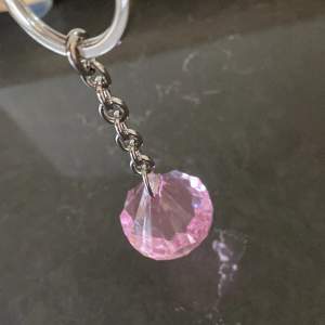 En rosa nyckelring med en rosa diamant i slutet av den silvriga kedjan💞 från clas ohlson från början men oanvänd.