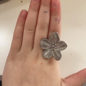 Blomning!🥰  - Jätte fin och gullig blom ring i silver. Från shein men är i jätte bra  Skick. Ringen är i rostfritt stål.  Eftersom frakten på shein kostar ungefär 59kr, så kommer ringer kosta 59kr. 