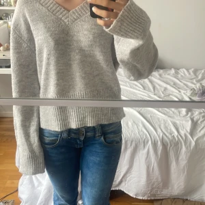 Superfin stickad tröja🤍 - Söt tröja från Gina, säljer då den inte kommer till användning. Den har använts 1 gång och köptes hösten 23, orginalpris är 200 kr🤍