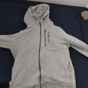 Sail racing tröja  - En ganska fin sail racing tröja som jag köpte. Den i ganska ny skick. Har använt den 1 gång. Original priset är 900 kr.