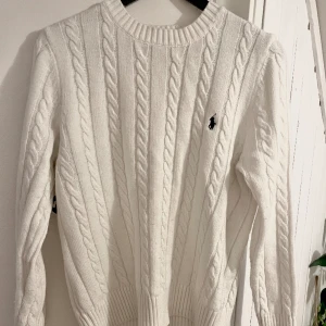 Ralph lauren cable knit M - Extremt fin ralph lauren tröja storlek M mycket bra skick.