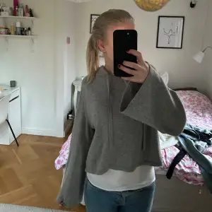 Grå stickad hoodie, skriv för fler bilder!