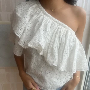 Superfin vit volang topp🤍 - Säljer denna superfina slutsålda toppen från märket yas som är i storleken xxs men är stor i storleken så passar xs och s. Den har inte kommit till användning så är i superbra skick! Köpt för 600kr🤍