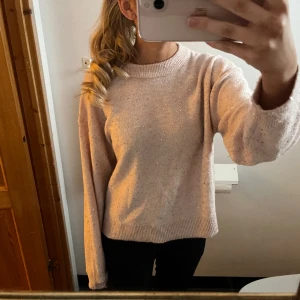 Glittrig stickad tröja - Jättefin glittrig tröja från hm! Mycket bra skick och inga defekter💞