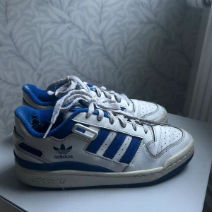 Adidas forum low  - Jättesnygga och trendiga adidas skor. Använt skick, därav priset (nypris 1300). Jättebekväma och väldigt enkla att stylea! Kan både avlägsna och sätta på kardborrebanden. Pris går att diskutera