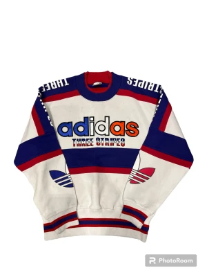 Vintage 80s OS Adidas Sweatshirt - Vintage 80s OS Adidas Sweatshirt. Tröjan är extremt sällsynt med stort broderi på bröstet. Plagget har några få fläckar men inte så att de är synliga, annars i mycket bra skick. Känn dig fri att fråga om du undrar något!