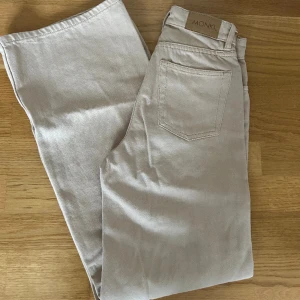 Monki jeans - Beigea vida jeans från Monki modellen Yoko, knappt använda och i fint skick!