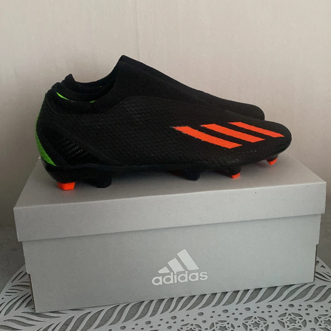 Ett par fotbollsskor som passade inte mig , dem är helt nya och har inte används ute  - 90