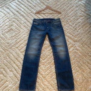 Diesel jeans - Tjena!🧛‍♂️✨ Säljer dessa feta Diesel jeans! Jeansen är köpta här på plick helt nya, men säljer dem för att de inte passade. Produkten har såklart inga skador! Pris går att diskutera !😁 Dm mig gärna om du har fler frågor!🥳😊