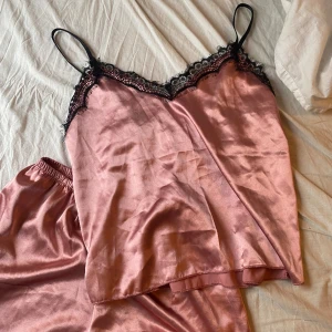 Pyjamas set - Säljer detta pyjamasset som är helt nytt, super fina och båda är i storlek S!🥰