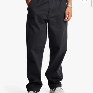 Svarta byxor från Carlings - Svarta byxor från Carlings, resår och snöre i midjan. Supersköna och bara använda två gånger. Säljes pga fel storlek!