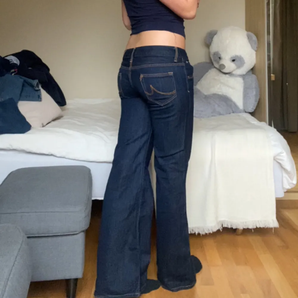 Säljer dessa Flare jeansen från ltb, endast en liten defekt på ena låret som enkelt kan sys(jag kan sy det om man önskar) storlek W28 L32, jag på bilden brukar ha storlek 38 och är 170 cm lång, skickar gärna måtten i cm om man skriver💕. Jeans & Byxor.