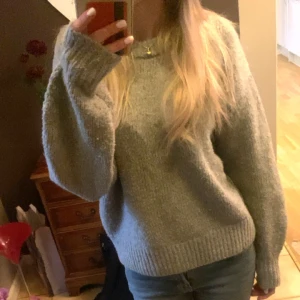 Stickad tröja - Denna gråa stickade tröjan är skön och nopprar sig inte alls, enkel och trendig färg som matchar till alla slags byxor !🩷 skriv dirket om ni är intresserade 