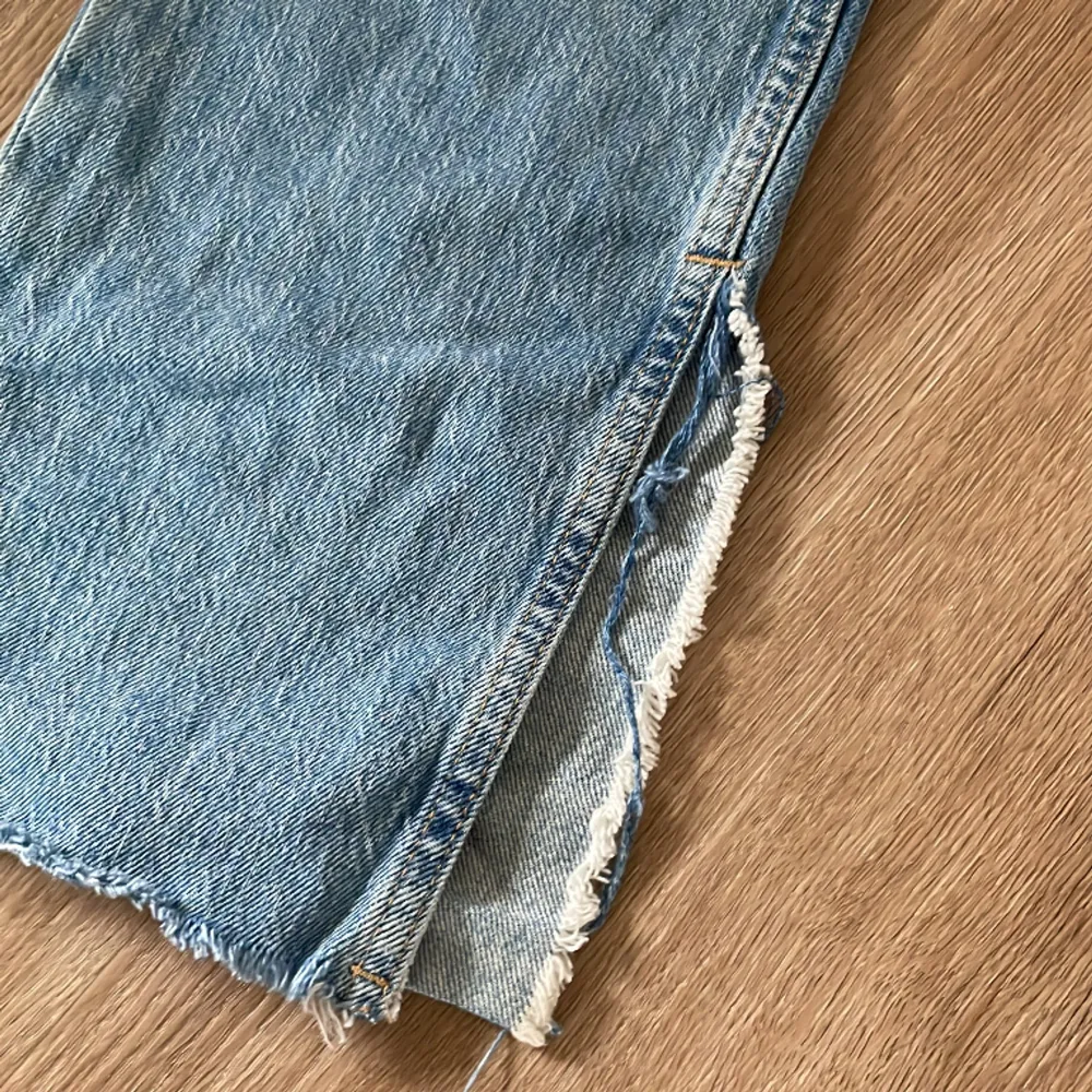 Jeans från zara i fint skick, slits nedtill på insidan. Stl 38. Jeans & Byxor.