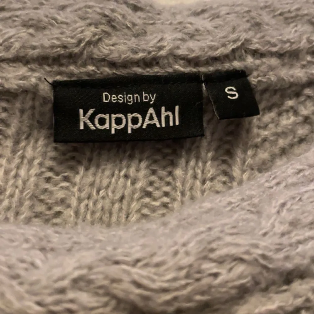 En grå strickad tröja från Kappahl i storlek Small. I bra skick!. Stickat.