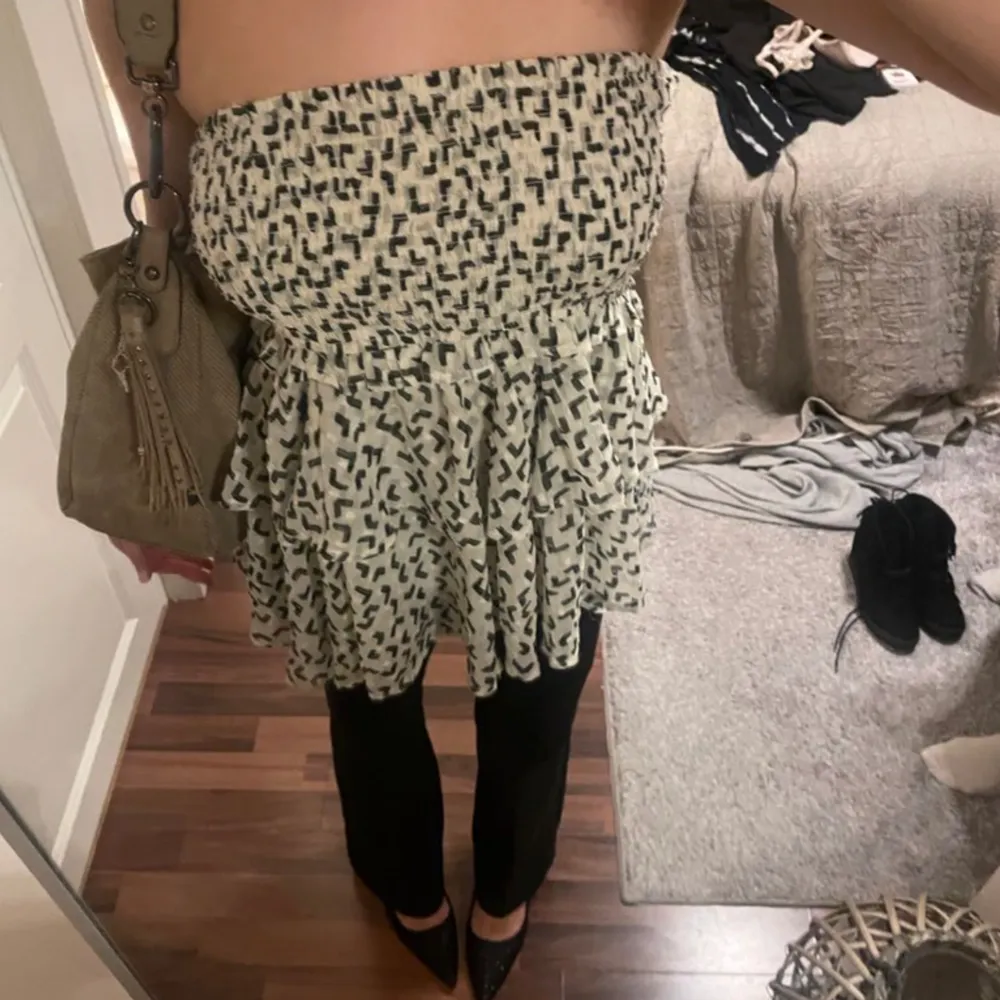 Denna super unika toppen/kjolen är perfekt nu till våren och sommaren. Man kan styla den på detta vis eller som man vill. Den är från Lindex och köptes för 300kr. Säljer då den inte kommer till någon användning längre. Jag bara använt fåtal gånger🥰. Blusar.