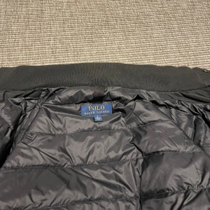 Polo Ralph Lauren jacka  - Hej! Säljer nu denna super exklusiva polo Ralph lauren jacka. Storlek smal men passar M. Modellen är 184cm och väger 70. Jackan är i nyskick( använt 10 gånger) nypris på jackan är 5000kr