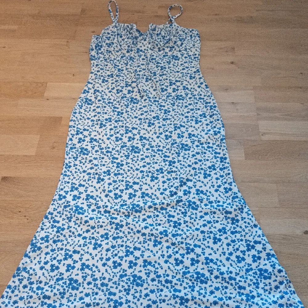 Jätte söt blå blommig klänning från shein, endast använd ca 1 gång! Inga defekter.. Klänningar.