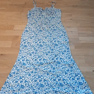 Blommig klänning  - Jätte söt blå blommig klänning från shein, endast använd ca 1 gång! Inga defekter.