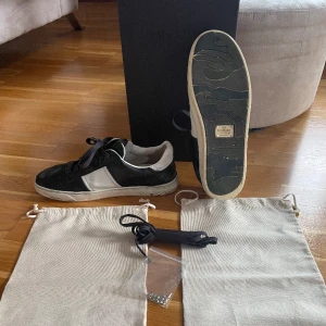 Valentino flycrew - Säljer nu ett par väldigt eftertraktade valentino flycrews i svart läder som inte säljs längre. Allt og medföljer, box, två dustbags, extra skosnören, 13 extra nitar. Har dock bara kvar 5 og nitar kvar. Skicka pm vid funderingar !🙌 