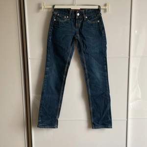 Mörkblå måttligt slitna Jeans från Levis, Square Cut, Slim Leg Saknar märkning om storlek och modell. Gissar W24 L30 därav priset