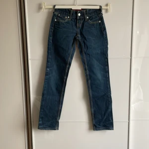 Jeans Patty Anne Levis  - Mörkblå måttligt slitna Jeans från Levis, Square Cut, Slim Leg Saknar märkning om storlek och modell. Gissar W24 L30 därav priset