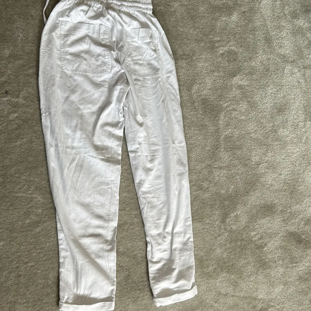 Säljer nu ett par vita linnebyxor från Soya Concept, super sköna och mysiga, 27,5cm i midjan (stretchiga) och 89,5 i längden, passa på🤍. Jeans & Byxor.