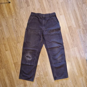 Carhartt double knee - Vintage carhartt double knee byxor  Det är bara att fråga om man vill ha fler bilder eller mått! Eller några andra frågor!  Inget pris är fast så skicka ett offer om du vill.