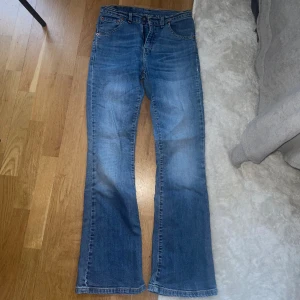 Levis 525 - Köpta begagnade, passade tyvärr inte mig. Storlek 27/32 små i storleken.