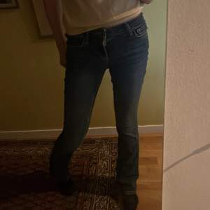 Lågmidjade zara jeans!!! lite slitage längst ned men inget man tänker på💞 passar mig perfekt i längden och jag är 168!!🙌🏼 