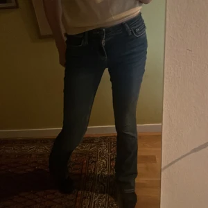 zara jeans!! - Lågmidjade zara jeans!!! lite slitage längst ned men inget man tänker på💞 passar mig perfekt i längden och jag är 168!!🙌🏼 