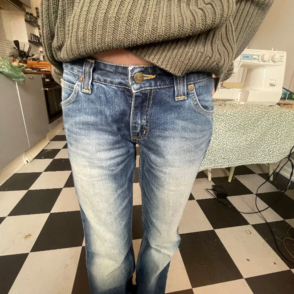 Jättesnygga jeans från Lee med urtvättad färg. Jättebra skick! Midjemåttet är ca 39cm Innerbenslängden är ca 78cm. Jeans & Byxor.