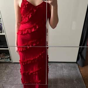 Säljer nu denna jättefina röda långklänning. Jag tänkte ha denna på balen men säljer då den var lite för kort (jag är 1.75). Sitter tajt och har en dragkedja i sidan, och justerbara band. Bara att skriva för fler bilder eller frågor💕