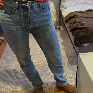 Djerf Avenue Jeans - Ett par super fina jeans ifrån djerf avenue. Lite för stora för mig k midjan och därför jag säljer! Dem är köpte i tall men var för långa så de är lite uppsydda hos skräddare, passar perfekt för mig som är 175🩷 Köpta för 1499, säljer för 400🩷