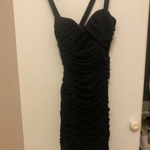 Svart kläning  - Längden precis under knä 